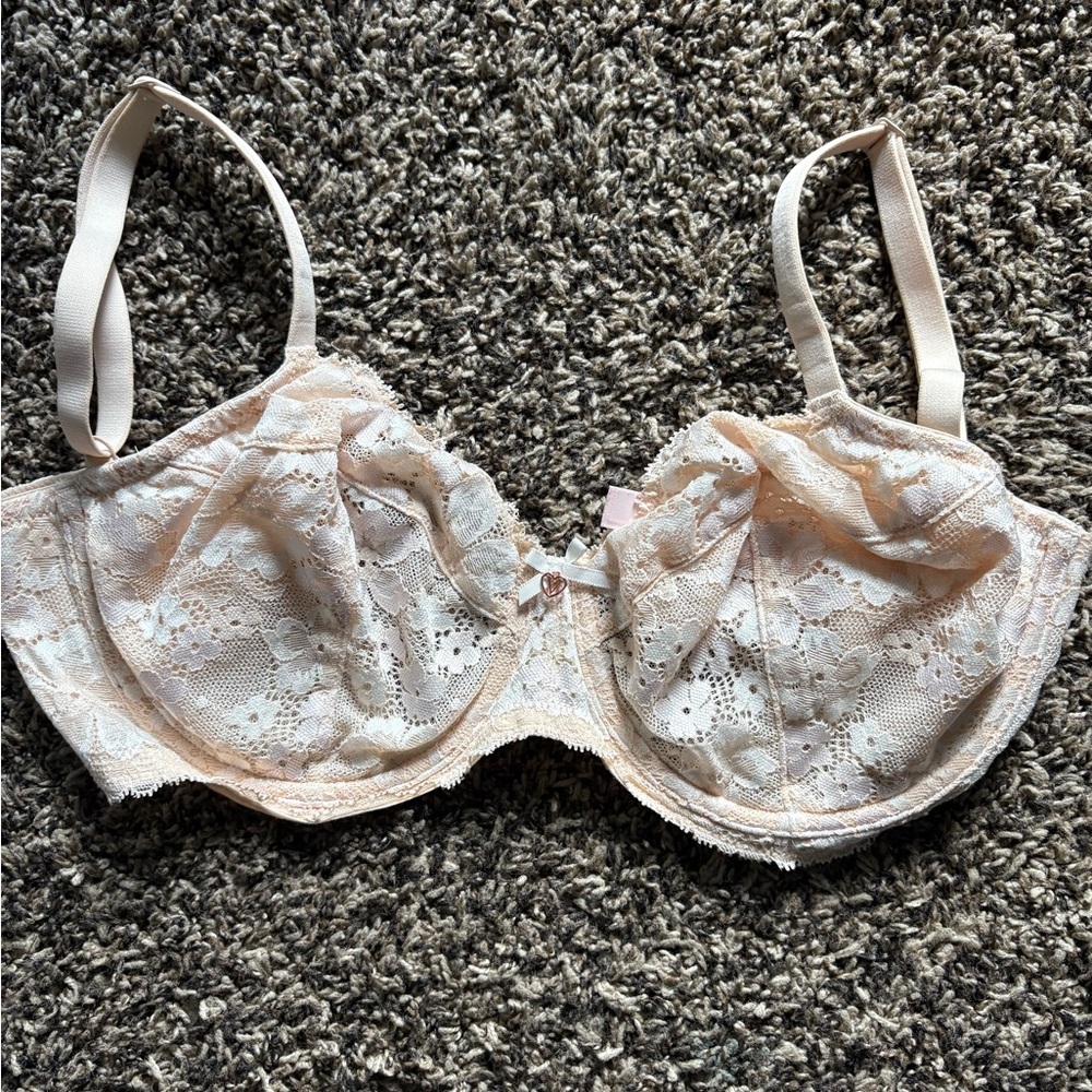 Victoria's Secret Cream Lace Underwire Bra